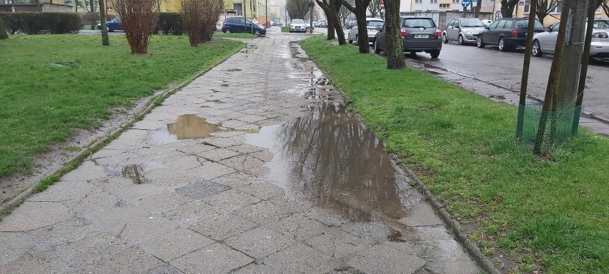 Po każdym deszczu na chodniku tworzą się kałuże, a płyty...
