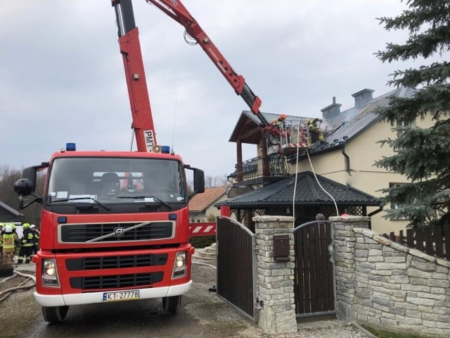 Z pożarem domu w Luszowicach walczy 45 strażaków. W akcji jest m.in. podnośnik z JRG nr 2 w Tarnowie