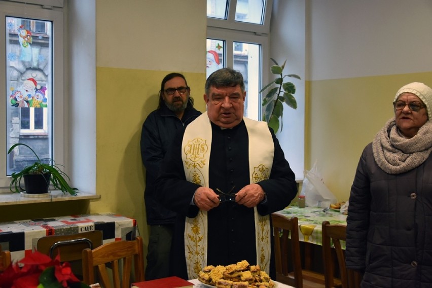 Wigilia w stołówce charytatywnej księdza Gacka w Legnicy [ZDJĘCIA]
