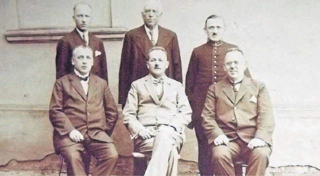 Na dole, pierwszy z prawej siedzący Sylwester Heyduk, w środku siedzi ówczesny burmistrz gminy Zduny Bernard Szał