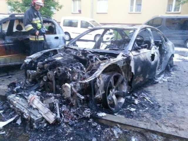 Pięć aut w Skarżysku zostało zniszczonych.