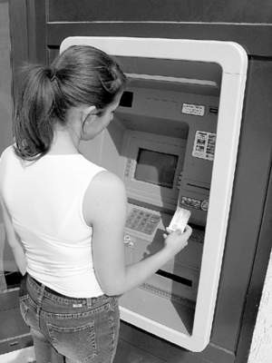 Bez nowej umowy po 12 października mogą być kłopoty z wybraniem pieniędzy z bankomatu.