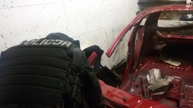 Policjanci z Wydziału do Walki z Przestępczością Samochodową z KMP w Łodzi rozblili dziuplę samochodową. W garażu przy ul. Nawrot na gorącym uczynku przyłapali dwóch mężczyzn demontujących skradzionego tydzień wcześniej citroena