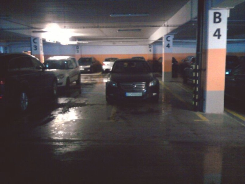 Zdjęcie auta zaparkowanego na parkingu w nowej części Olimpu