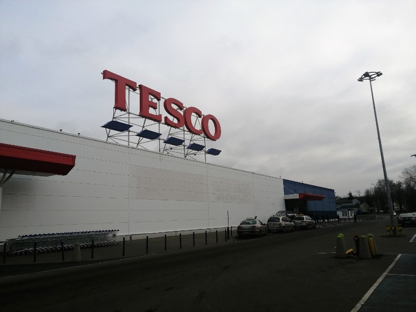 GORZÓW WLKP. Sklepy znikają z pasażu Tesco przy Słowiańskiej. Które punkty w Tesco już nie działają? [ZDJĘCIA]