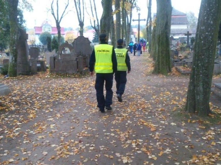 Więcej patroli na cmentarzu w Wejherowie