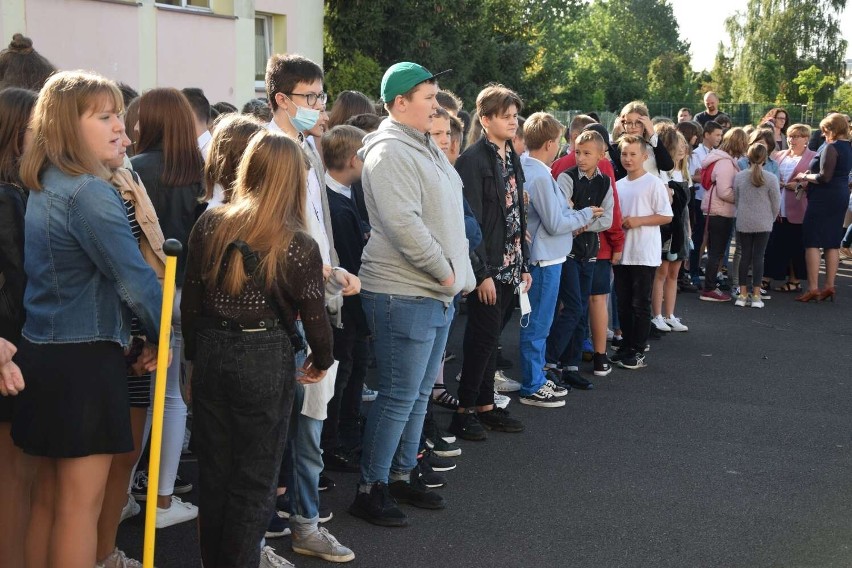 Rozpoczęcie roku szkolnego 2021/22 w Szkole Podstawowej numer 4 w Wągrowcu. Na boisku odbył się uroczysty apel