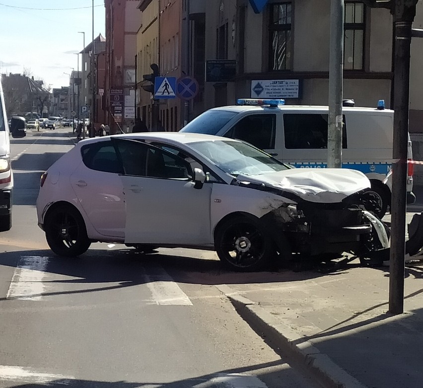 Lębork. Kolizja na skrzyżowaniu Armii Krajowej i Alei Wolności. Kierowca wjechał na czerwonym świetle