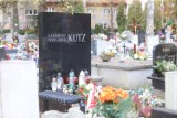 Nagrobek Kazimierza Kutza nadal zniszczony. Wandale wydrapali krzyż wiele miesięcy temu 