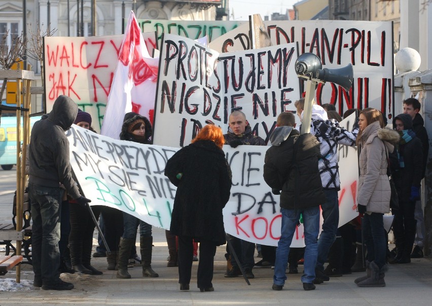 Licealiści z IV LO w Piotrkowie ponownie manifestowali w obronie swojej szkoły [ZDJĘCIA]