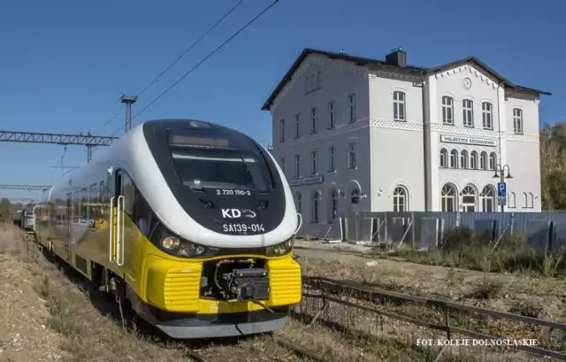 Szynobus Kolei Dolnośląskich wjeżdża na nieczynny od wielu lat dla pociągów pasażerskich odcinek linii kolejowej nr 291 ze stacji Wałbrzych Szczawienko w kierunku Szczawna-Zdroju