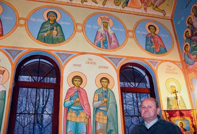 Ściany rozpisanej polichromią przez dwóch artystów-ikonopisarzy spod Moskwy zachwycają. Na zdj: Szymon Sorokanycz, starosta cerkiewny