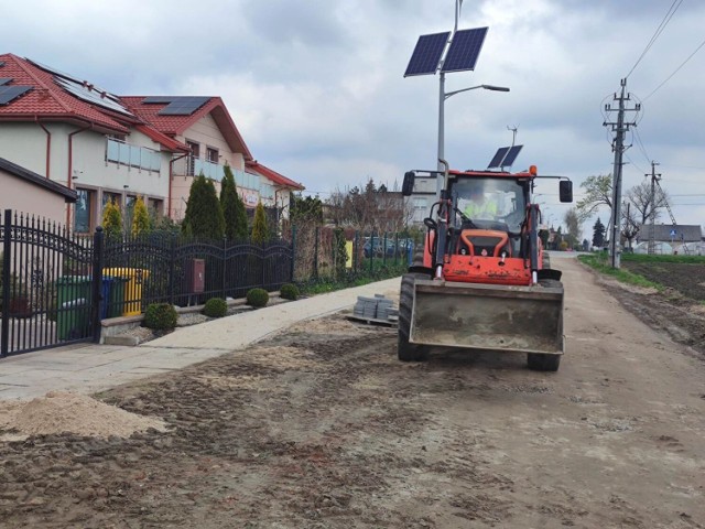 Trwa wymiana chodnika na ulicy Kwiatowej w Łęczycy. Inwestycja wyniesie 95 tysięcy złotych
