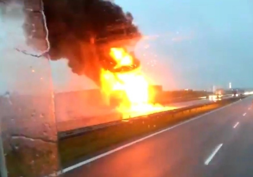 Pożar na autostradzie A1 09.10.2020. za węzłem Kopytkowo w kierunku Gdańska! Paliła się naczepa ciężarówki