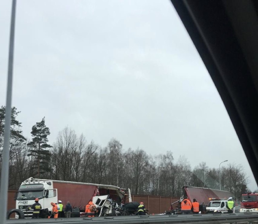 Wypadek ciężarówek na autostradzie A1 w Knurowie. To cud że kierowca przeżył! Tyle zostało z tego samochodu [ZDJĘCIA]