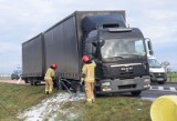 Plaga kolizji na śremskich drogach. Zderzenie osobówki z ciężarówką na DW 434 koło miejscowości Drzonek