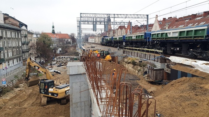 Kraków. Prace ziemne nad ulicą Grzegórzecką. Trwa rozbudowa wiaduktu kolejowego 