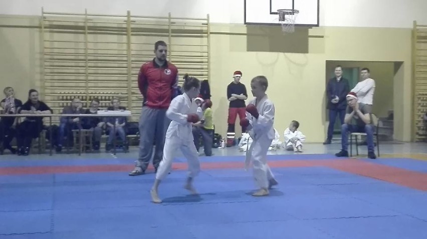 Najmłodsi karatecy w Mikołajkowym Turnieju Karate