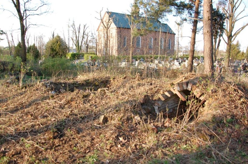 Sprzątali zaniedbany cmentarz ewangelicko augsburski w...