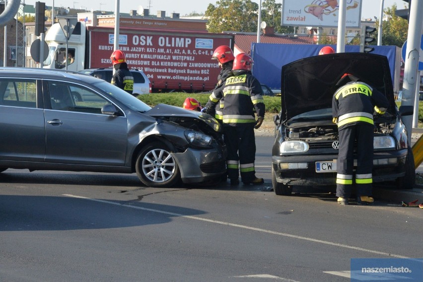 Wypadek na skrzyżowaniu Okrzei - Wronia we Włocławku. Zderzenie dwóch volkswagenów [zdjęcia, wideo]