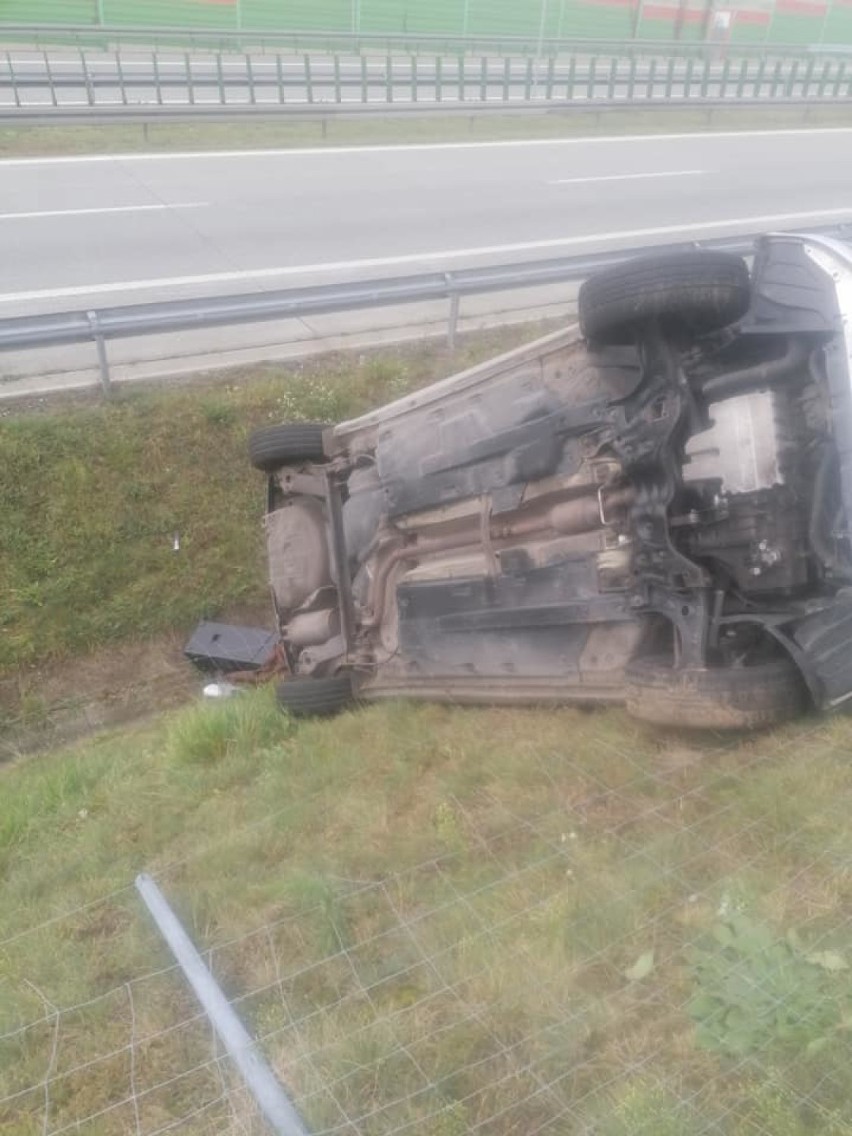 Wypadek na drodze serwisowej S8 w Podkonicach koło Tomaszowa Maz. Samochód osobowy w rowie [ZDJĘCIA]