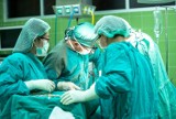 Lekarz i pielęgniarka z Lublina oskarżeni o zaszycie chusty w ciele pacjenta. Sprawę odkryto w szpitalu w Rzeszowie