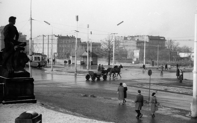 Plac 1 Maja - 1962 rok

Zobacz także: 

STARE ZDJĘCIA WROCŁAWIA - GALERIA

WROCŁAW Z LOTU PTAKA NA STARYCH FOTOGRAFIACH

ZOBACZ JAK KIEDYŚ WYGLĄDAŁA ULICA ŚWIDNICKA