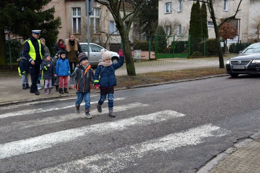 Policjanci z Komendy Miejskiej Policji w Sopocie razem z koszykarzami Trefla Sopot uczą dzieci przechodzenia przez pasy