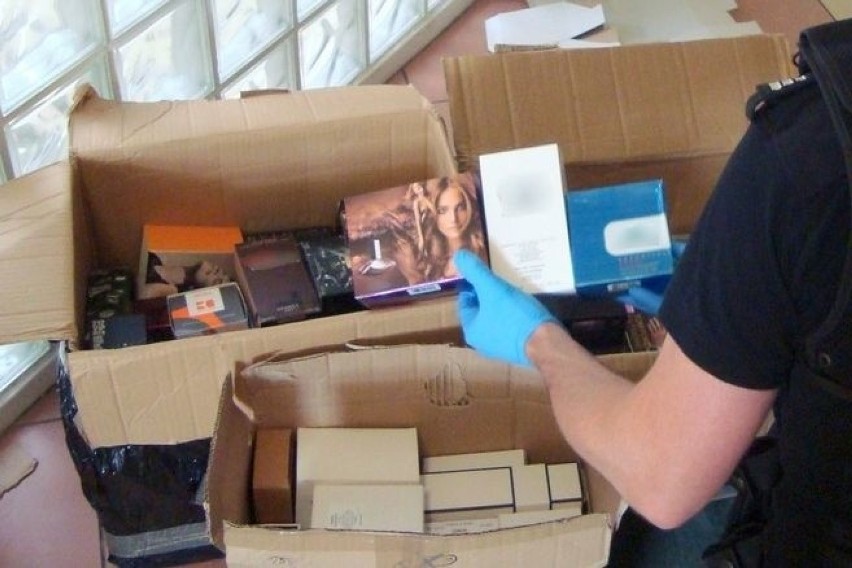 Łomża: Służba celno-skarbowa sprawdza przesyłki kurierskie. W paczkach zaleźli podrobione perfumy i leki bez zezwolenia [12.07.2019]
