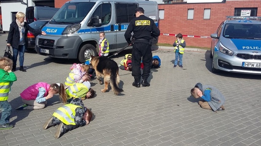 Stargardzcy policjanci uczyli przedszkolaki z Chatki Małolatka zachowania się wobec agresywnego psa