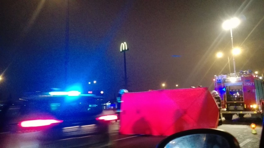 Katowice: Pieszy potrącony koło Ikei. Przebiegał do McDonald'sa. Korek na S86 [ZDJCIA, WIDEO]