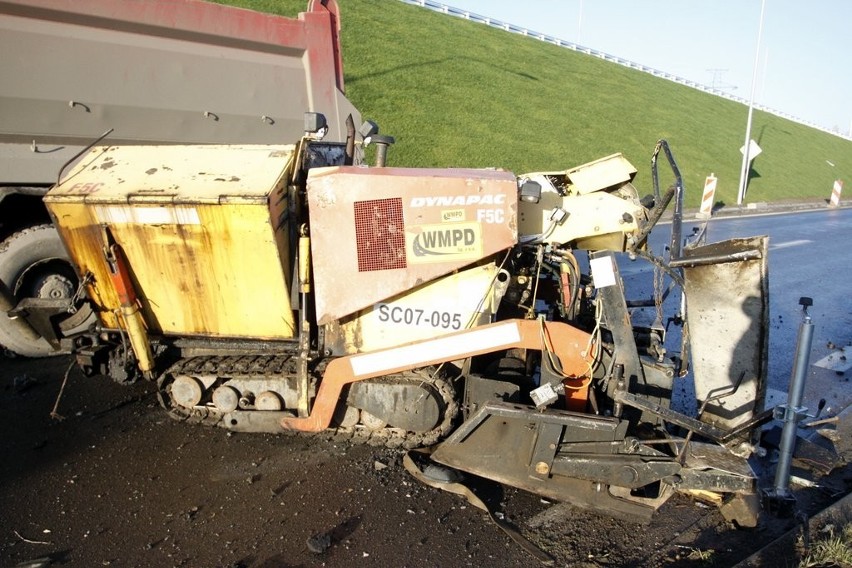 Wypadek na budowie Trasy Sucharskiego. Autobus zderzył się z samochodem ciężarowym [ZDJĘCIA]