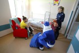 Niebieski Mikołaj i Komisarz Lew odwiedzili najmłodszych pacjentów w szpitalu (ZDJĘCIA)