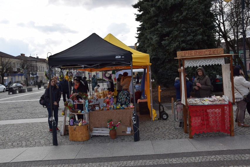 Augustów. Baby Wielkanocne wróciły na Rynek Zygmunta Augusta. Było... skromnie 