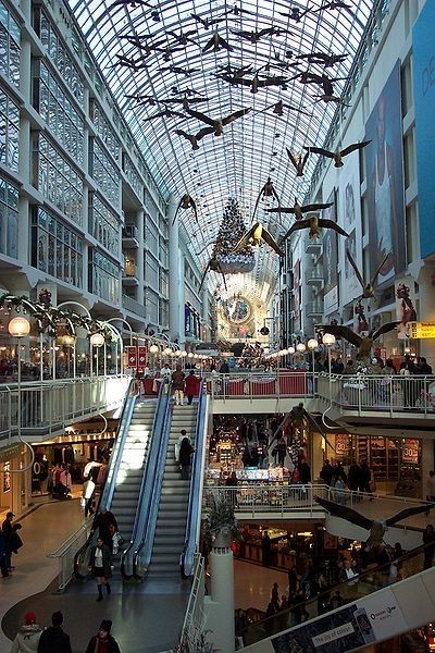 Źrodło: http://commons.wikimedia.org/wiki/File:Toronto_Eaton_Centre_on_Boxing_Day.jpg