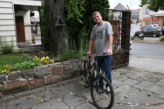 Pan Rafał pokazuje rower, który kilka dni temu ktoś podrzucił przed jego domem. W środę, 31 lipca sprzęt przejęła policja.