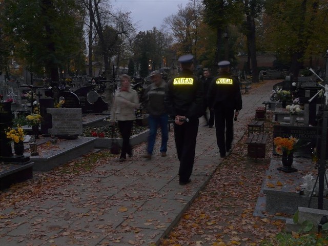 Policjanci będą czuwać nad bezpieczeństwem na zduńskowolskich cmentarzach