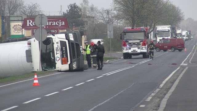 Wypadek w Niedźwiadach pod Kaliszem. Przewróciła się cysterna z gazem