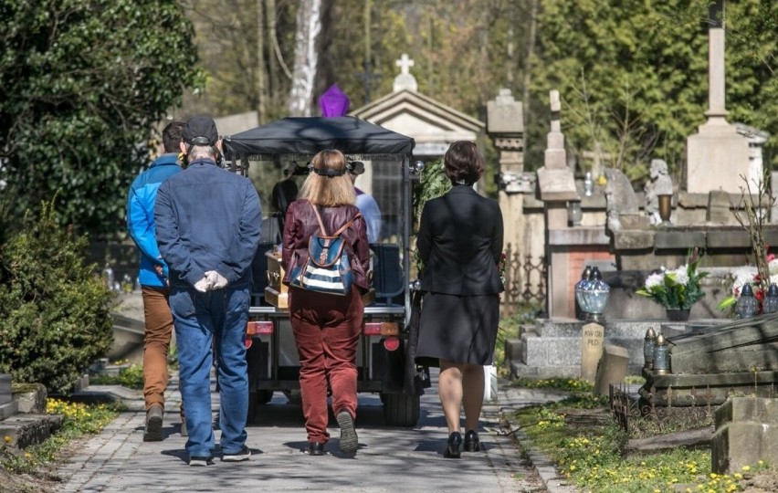 Czwarta ugoda w sprawie zbyt wysokich cen pochówku na cmentarzu w Brzezinach. Archidiecezja Łódzka musi zwrócić część pieniędzy