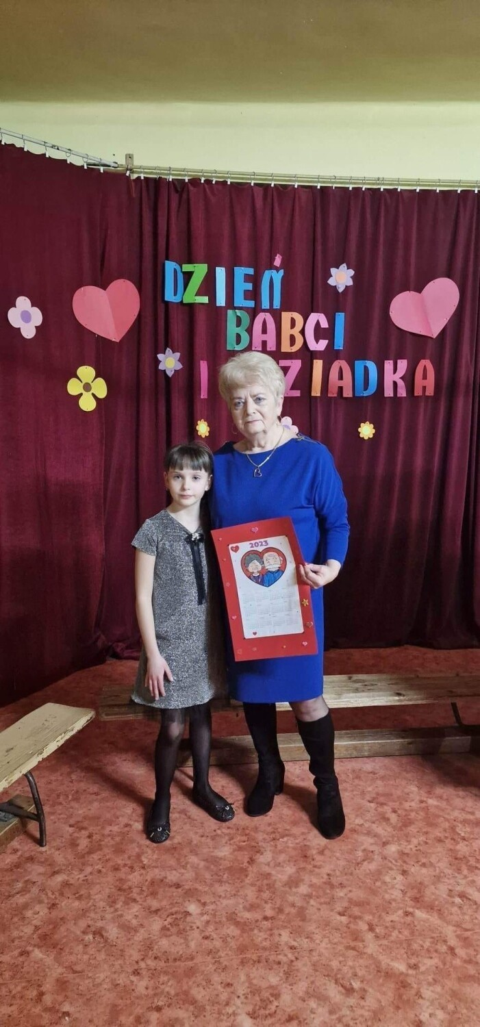 Dzień Babci i Dziadka uczcili uczniowie Szkoły Podstawowej numer 12 w Starachowicach. Zobacz zdjęcia