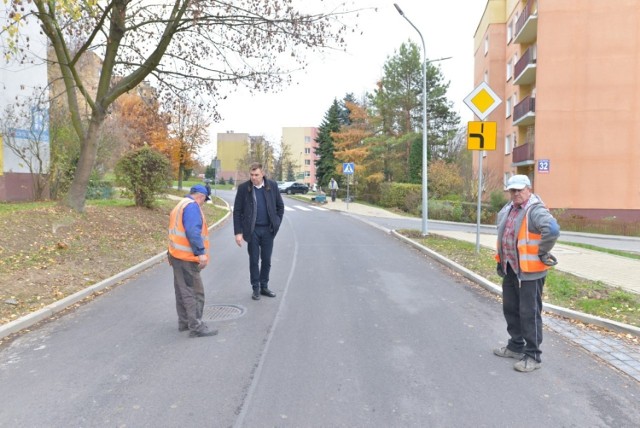 Burmistrz Marcin Marzec w środku na remontowanej ulicy Cieśli w Sandomierzu