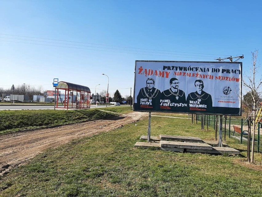 Świdnica. Na przystankach pojawiły się billboardy wspierające zawieszonych sędziów