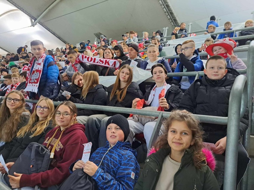 Uczniowie z Marzęcina kibicowali podczas meczu Polska - Mołdawia