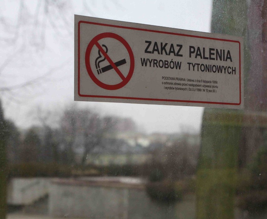 W Piotrkowie pojawiły się tabliczki zakazujące palenia w miejscach publicznych