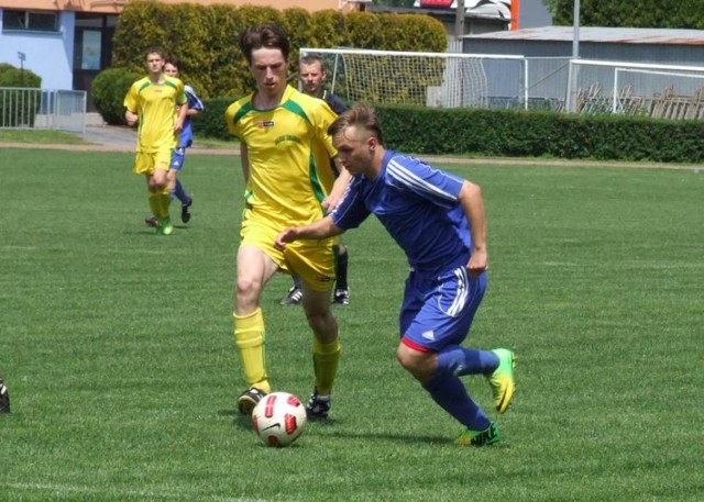 Damian Ochman (przy piłce, w niebieskiej koszulce) zdobył dwa gole dla juniorów Unii Oświęcim w meczu przeciwko Halniakowi Targanice rozegranym w ramach małopolskiej ligi juniorów starszych.