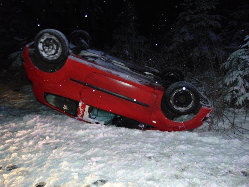 W miejscowości Hutki kierująca renault nie dostosowała...