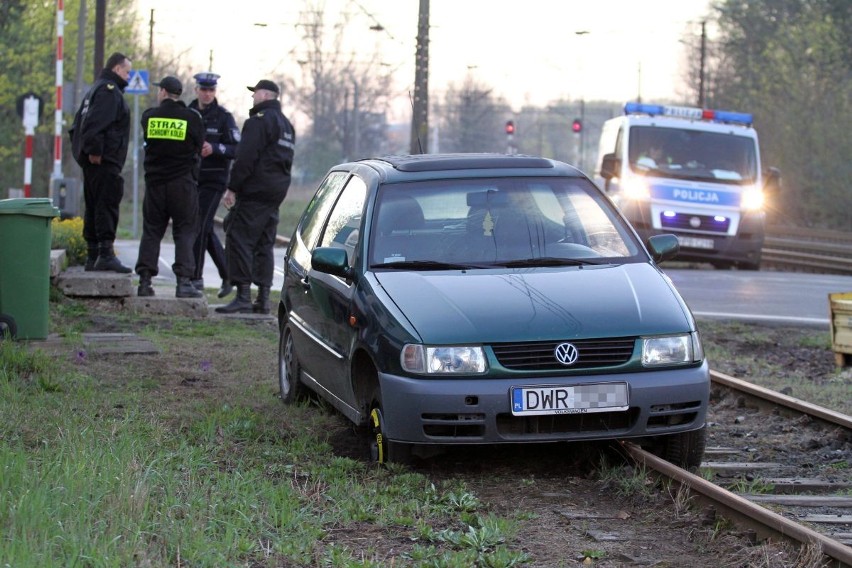 Wrocław: Pijany jechał samochodem po torach kolejowych (ZDJĘCIA)