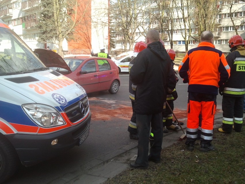 Wypadek na Lutomierskiej w Łodzi. Samochód zderzył się z motocyklem [ZDJĘCIA]