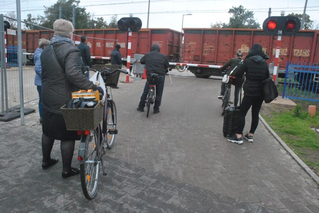 LESZNO. Przejście przez tory na Słowiańskiej - radni chcą zjazdu dla wózków i rowerów w przejściu podziemnym. Będzie list do ministra