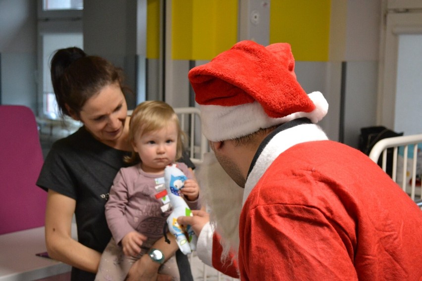 Mikołaj i jego pomocnicy pojawili się w chorzowskim szpitalu. Były prezenty, magiczne sztuczki i dobra zabawa